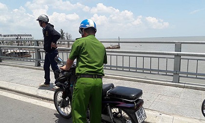 Nam thanh niên để lại xe máy rồi nhảy cầu tự tử