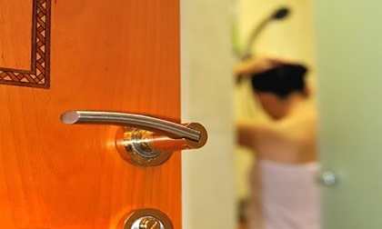 Thích nhìn trộm người khác tắm là bệnh gì?