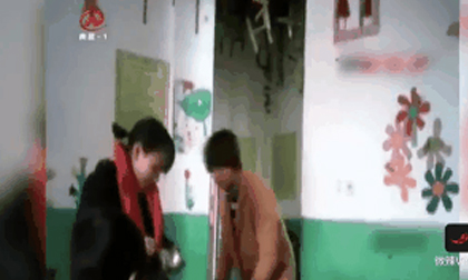 Giáo viên thản nhiên đánh học sinh câm điếc để dạy dỗ gây phẫn nộ