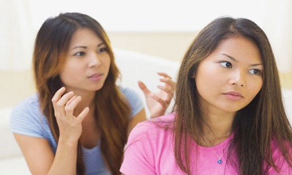 Chị chồng về nhà mẹ đẻ bĩu môi chê em dâu, cô em nói 1 câu khiến cả nhà nín lặng