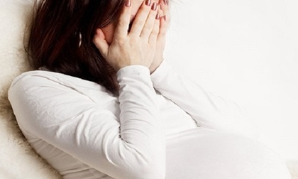 Nấu cơm xong, khi lên phòng gọi chồng xuống ăn cơm, em chết sững khi thấy cảnh này