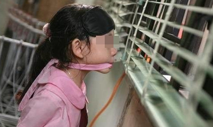 Ba bố con trói bé gái hàng xóm 13 tuổi suốt đêm vì nghi ngờ bé lấy trộm tiền