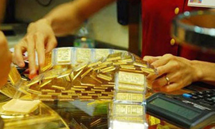 Giá vàng hôm nay 26/4: Dòng tiền tháo chạy, nguy cơ giảm sâu