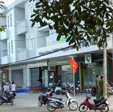 Thấy cướp, bảo vệ ngân hàng ở Trà Vinh bỏ chạy lên lầu! - 1