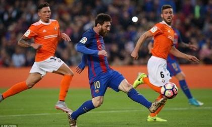 Hủy diệt Osasuna 7-1, Barca thách thức Real trên đường đua vô địch