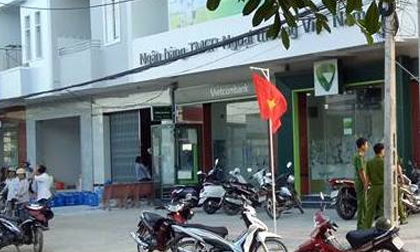 Thấy cướp, bảo vệ ngân hàng ở Trà Vinh bỏ chạy lên lầu!