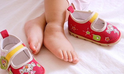 Mua giày rộng cho con đi để đỡ tốn tiền, mẹ chẳng thể ngờ chân con thành thế này