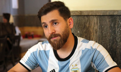 Xuất hiện bản sao giống hệt Messi từ râu đến tóc