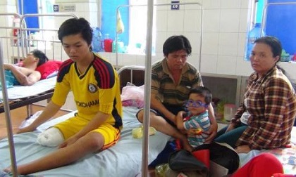Thiếu niên bị cắt chân oan: 'Em còn 1 chân thôi à?