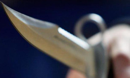 Bị truy bắt, trộm dùng dao uy hiếp người đi đường để chạy trốn