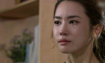 Vừa cầm lá thư mẹ chồng để lại trước khi bỏ đi, tim tôi tê tái, còn chồng khóc nức nở rồi lao đi