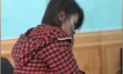 “Hot girl” nghi ngáo đá ngang nhiên vào nhà dân thắp hương cho các cụ rồi trộm đồ