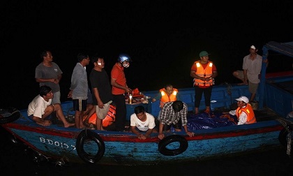 Vụ tàu bị đâm chìm giữa biển: Giây phút trở về của 13 thuyền viên
