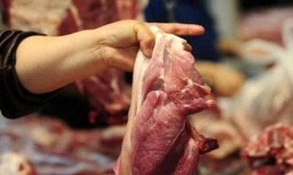 Giá thịt lợn: Siêu thị cao ngất ngưởng, xuất chuồng rẻ như cho