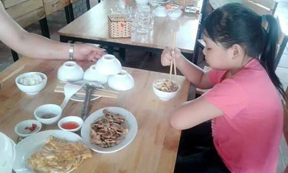 Cha nghèo xách mì tôm, rau cải đưa con gái đi chơi biển và hành động bất ngờ của chủ nhà nghỉ