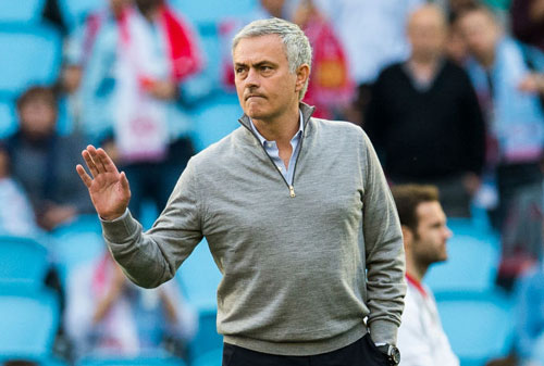 hlv mourinho noi gi khi m.u cham tay vao chung ket? hinh anh 1