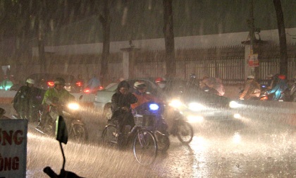 Một học sinh thiệt mạng trong cơn mưa như trút nước ở Sài Gòn