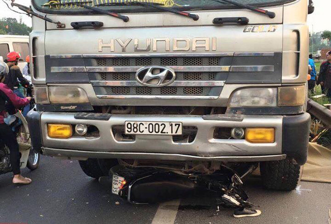 Xe tải đi ngược chiều cố tình lấn làn, đâm chết 2 người ở Bắc Giang: Tài xế khai gì? - Ảnh 2.