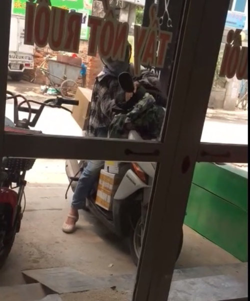 bi mat sau chiec ao cua nguoi me tre di ship hang khien bao ong chong suy ngam - 2