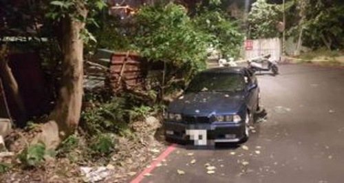 doi nam nu dong kin cua xe o to de lam 'chuyen ay' va cai ket bi tham - 1