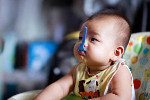 5 quan niệm sai lầm mà các mẹ hay mắc phải khi cho con tập ăn dặm - Ảnh 2.