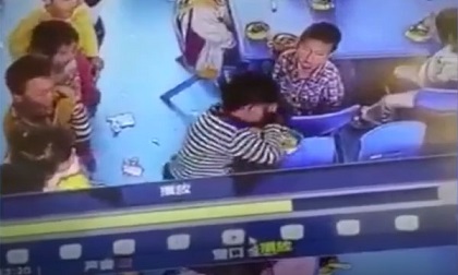 Bé mầm non bị cô giáo tát chảy máu mũi vì hỏi không trả lời