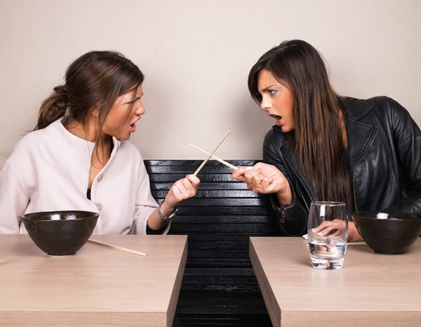 Nhìn thấy thứ em chồng bỏ lại trong nhà vệ sinh mà tôi xây xẩm mặt mày - Ảnh 1.