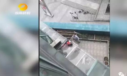 Con 3 tuổi rơi xuống từ tầng 10 nguy kịch, bố mẹ ngủ say không hay biết