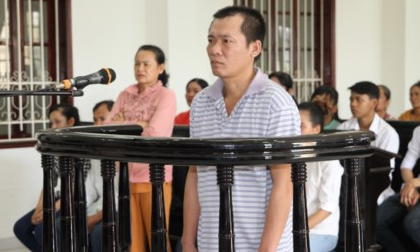 Dùng súng giết vợ rồi cố thủ tự sát