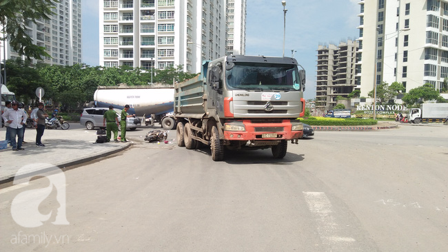 TP.HCM: Người phụ nữ bị xe tải cán tử vong tại chỗ sau khi chở con đi học - Ảnh 2.