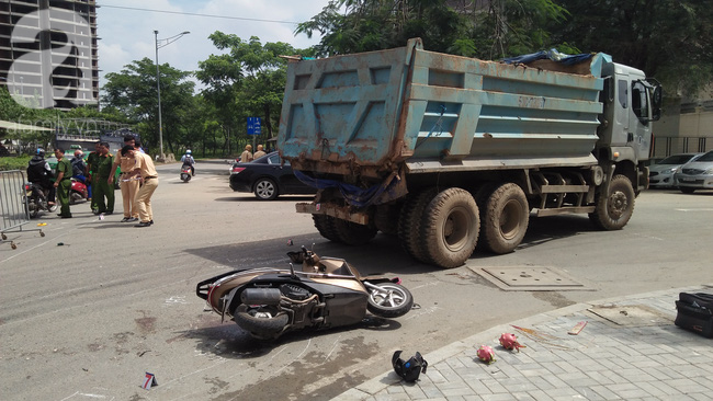 TP.HCM: Người phụ nữ bị xe tải cán tử vong tại chỗ sau khi chở con đi học - Ảnh 1.