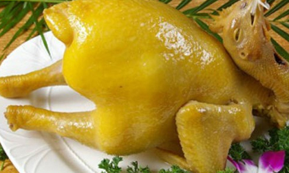 Trổ tài luộc gà không cần nước mà vẫn mềm ngon, ngọt thịt