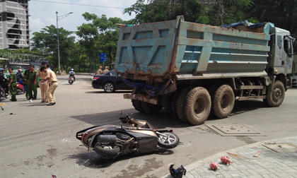 TP.HCM: Người phụ nữ bị xe tải cán tử vong tại chỗ sau khi chở con đi học