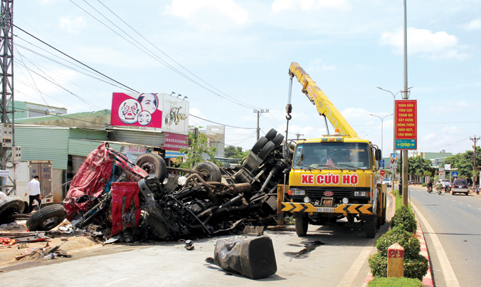 Lực lượng chức năng đến giải phóng hiện trường vụ tai nạn. Ảnh: Kim Văn.