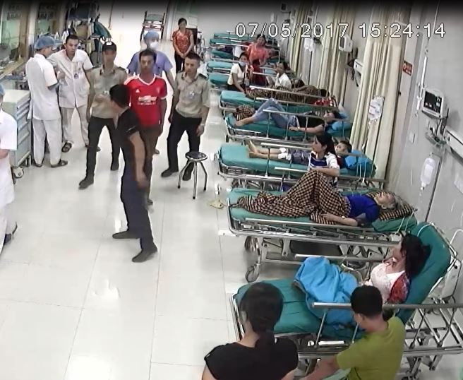 Côn đồ chửi nhân viên y tế, rút súng bắn bảo vệ bệnh viện - 2