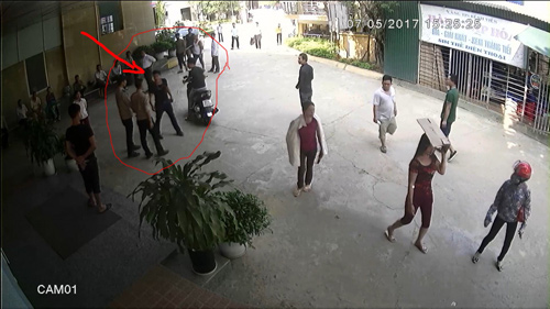 Côn đồ chửi nhân viên y tế, rút súng bắn bảo vệ bệnh viện - 1