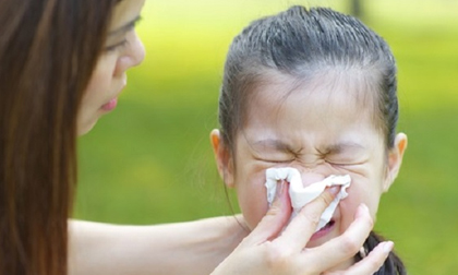 Trẻ bị chảy máu cam: Tại sao không cho con ngả đầu về phía sau?