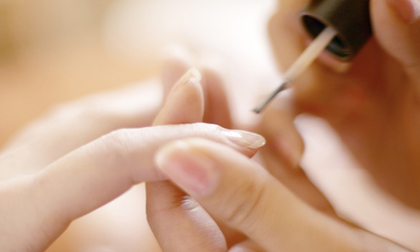 Mẹ bầu làm đẹp phải tránh 8 điều này để không sinh con dị tật