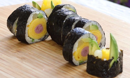 Chẳng cần khéo léo, bạn vẫn có thể làm sushi hoa thật dễ dàng
