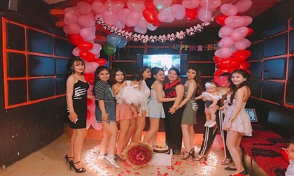 Ai cũng nghĩ người mẹ được 7 con tổ chức tiệc sinh nhật màu hồng này may mắn, cho đến khi biết sự thật...