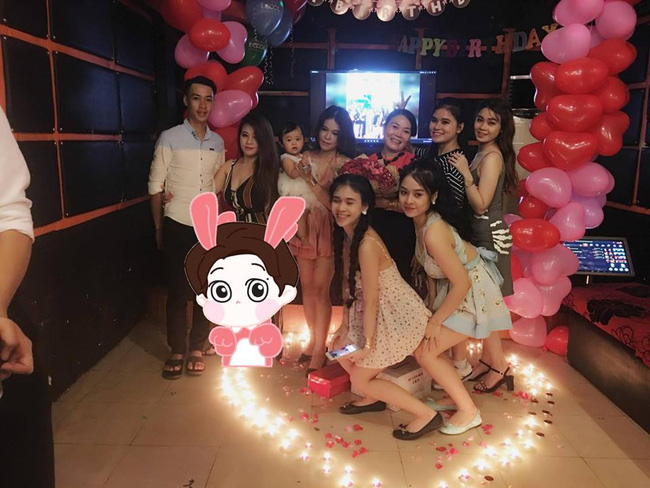 Ai cũng nghĩ người mẹ được 7 con tổ chức tiệc sinh nhật màu hồng này may mắn, cho đến khi biết sự thật... - Ảnh 2.