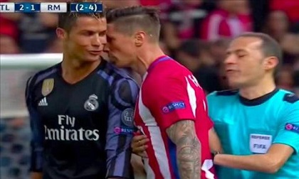 Tiết lộ đầu tiên về nội dung màn chửi bới giữa Torres và Ronaldo