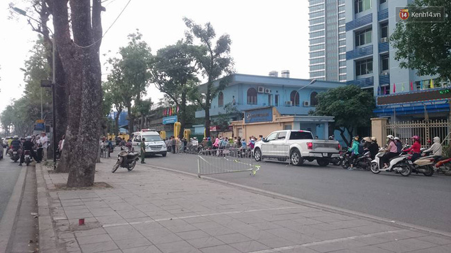 Hà Nội: Nam thanh niên đang chạy xe máy bất ngờ ngã ra đường, tử vong tại chỗ - Ảnh 1.