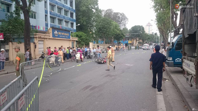 Hà Nội: Nam thanh niên đang chạy xe máy bất ngờ ngã ra đường, tử vong tại chỗ - Ảnh 2.