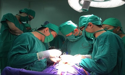 4 tiếng “cân não” phẫu thuật cho cháu bé 8 tháng tuổi không có mông, hậu môn