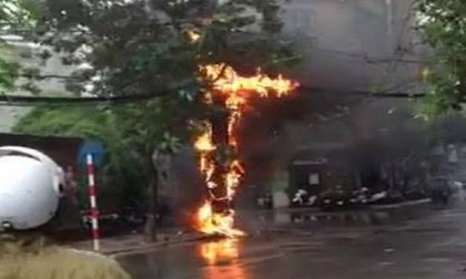 Cột điện cháy ngùn ngụt giữa đường phố Hà Nội