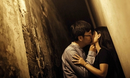 Vợ suy sụp vì chồng 'ăn vụng' ngay trong nhà mà không cần 'chùi mép'