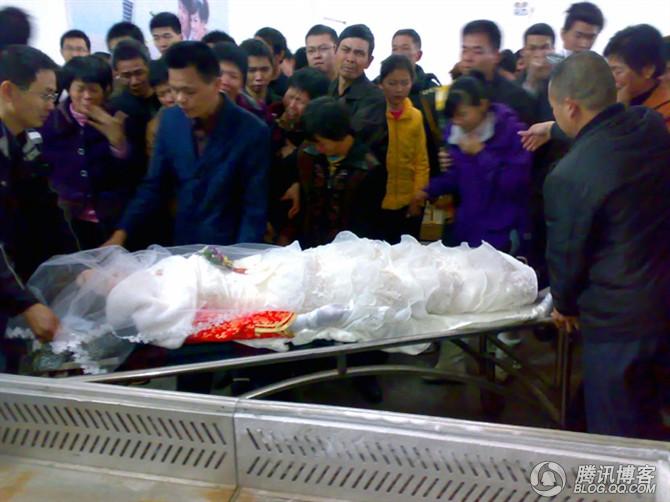 nhung dam cuoi co dau om chat chu re da qua doi lay nuoc mat cu dan mang - 6