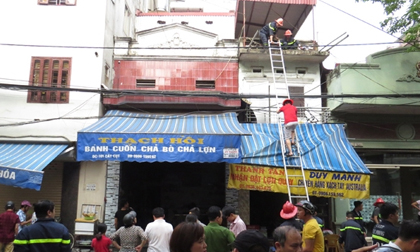 Cháy lớn sau tiếng nổ, cảnh sát đập cửa cứu bà cháu mắc kẹt