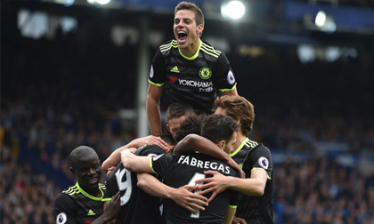 Sau mưa gió dập vùi, và lá cờ Chelsea lại ngạo nghễ bay